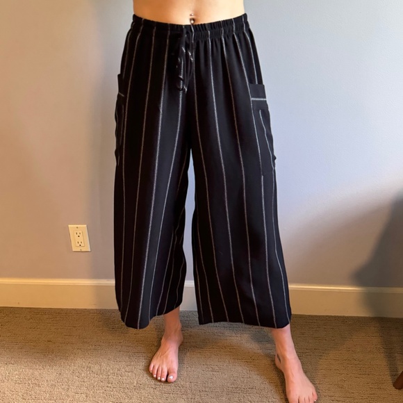 Moonlight Black & White Capris - Picture 1 of 9